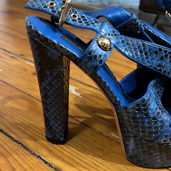 Blue and Black Snakeskin Louis Vuitton heel, Size 38 - Picture 4 of 5